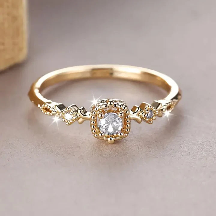 Vintage shiny Gold Crystal ring