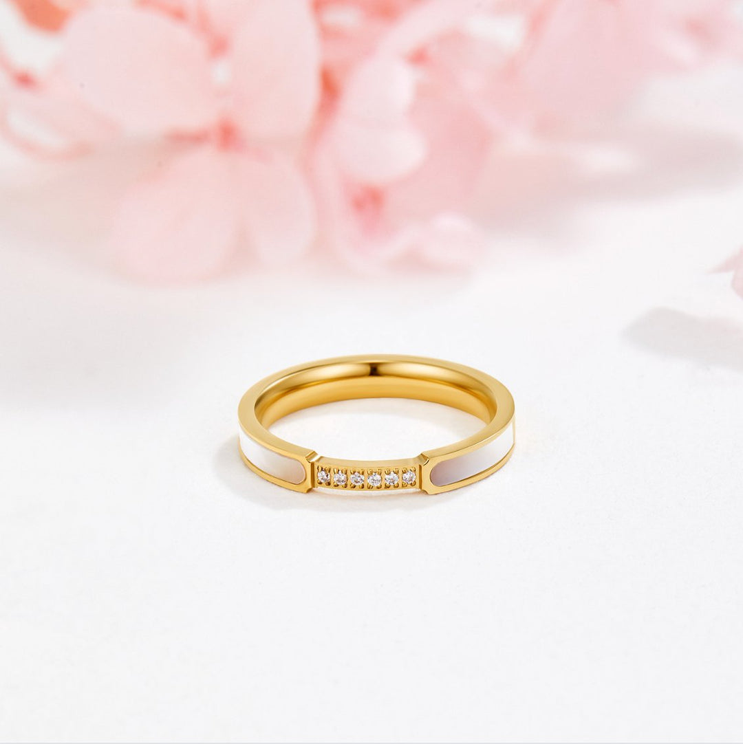 Elegance and Timeless Ring with Crystal