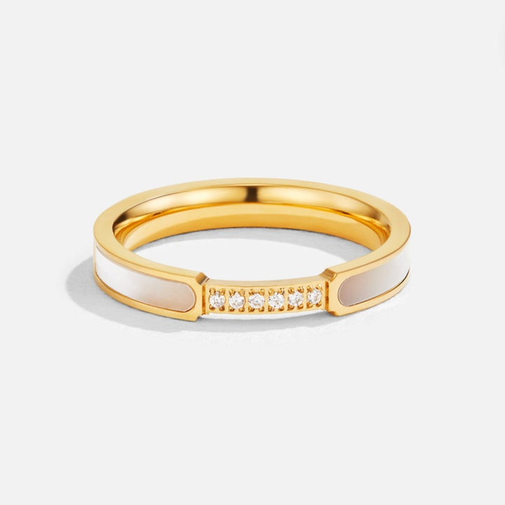 Elegance and Timeless Ring with Crystal