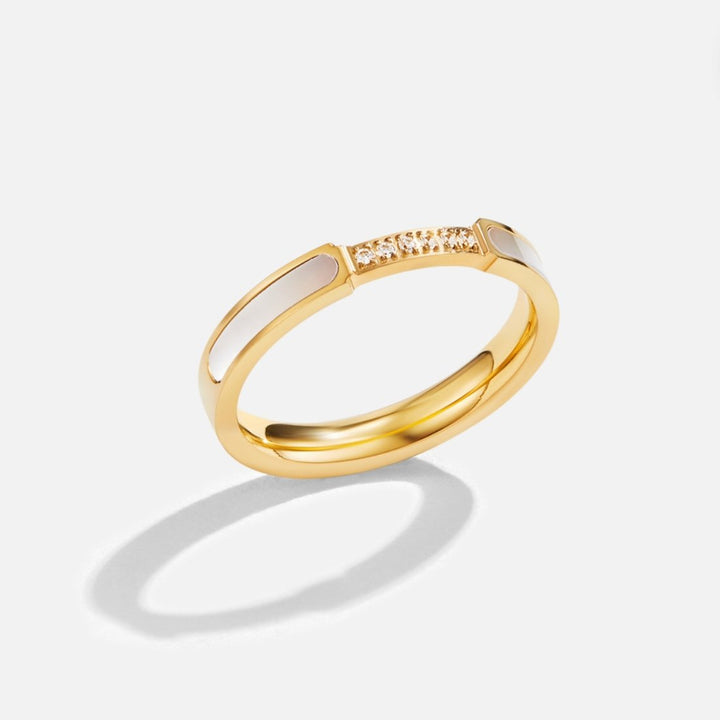 Elegance and Timeless Ring with Crystal