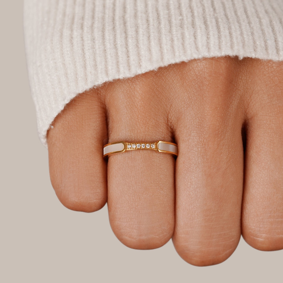 Elegance and Timeless Ring with Crystal