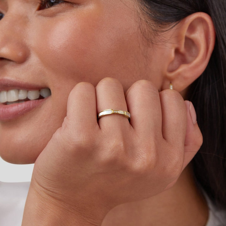 Elegance and Timeless Ring with Crystal